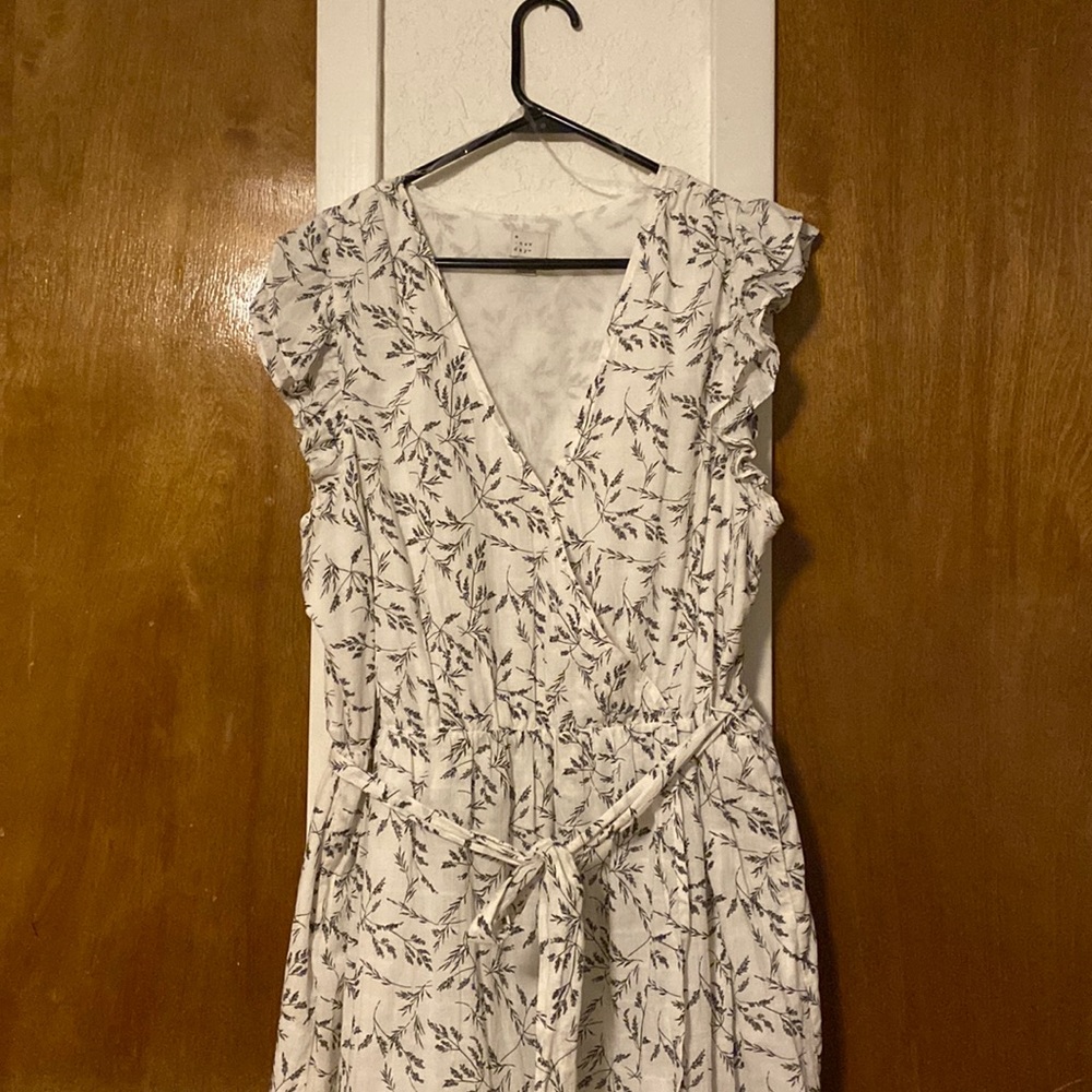 Beautiful day dress black and white two pockets and belt.